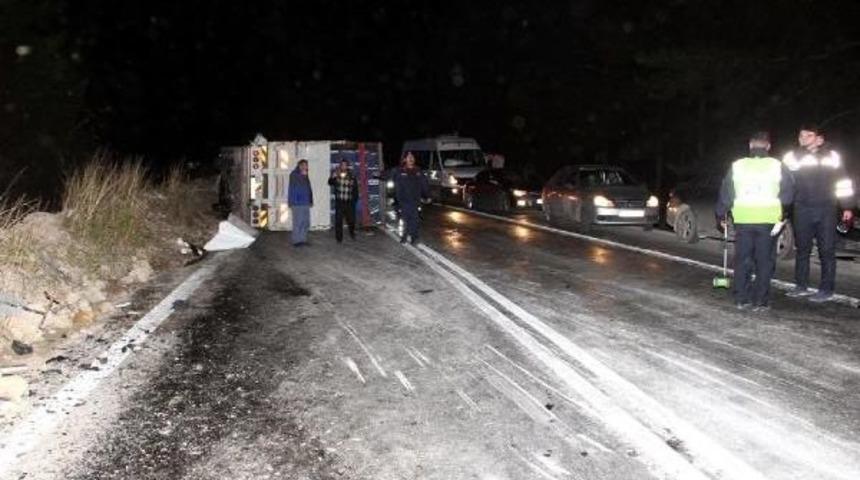 Kamyonetle Otomobil &Ccedil;arpıştı: 1 &Ouml;l&uuml;, 2 Yaralı