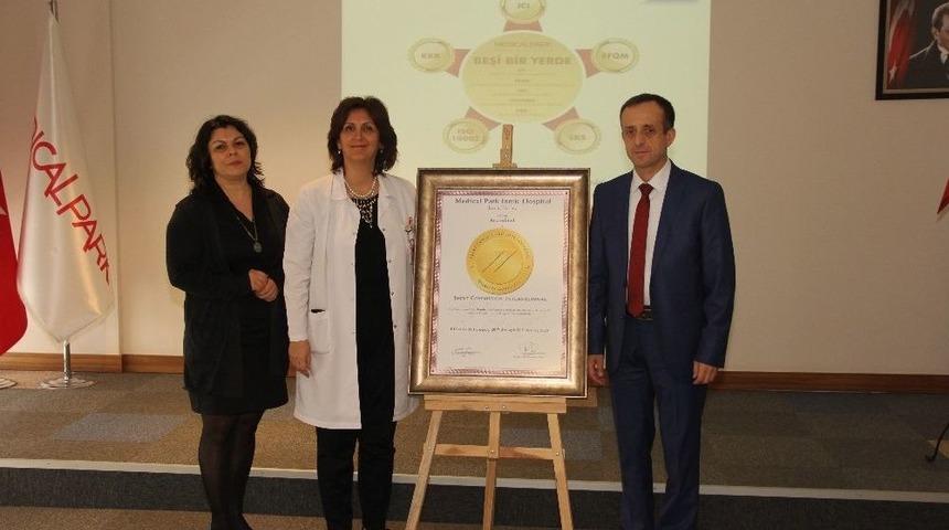 Medicalpark İzmir&rsquo;e Uluslararası İki Başarı Belgesi