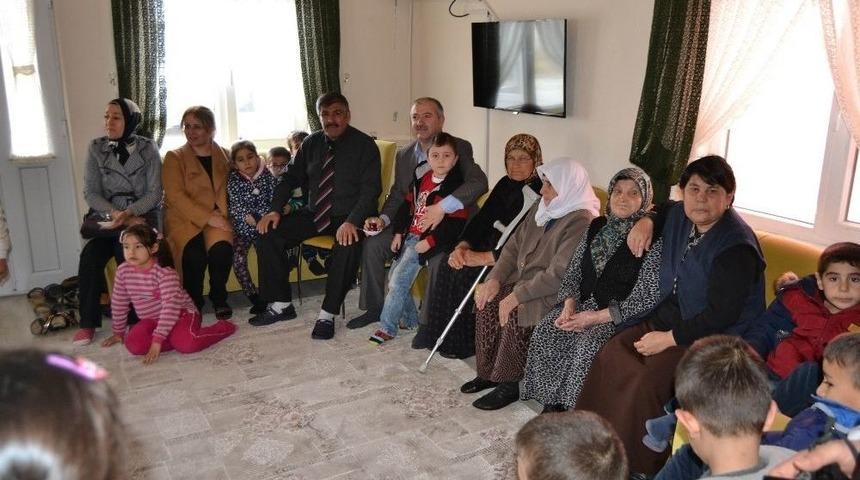 Kulu&rsquo;da Ana Sınıfı &Ouml;ğrencilerden Yaşlı Yaşam Merkezine Ziyaret