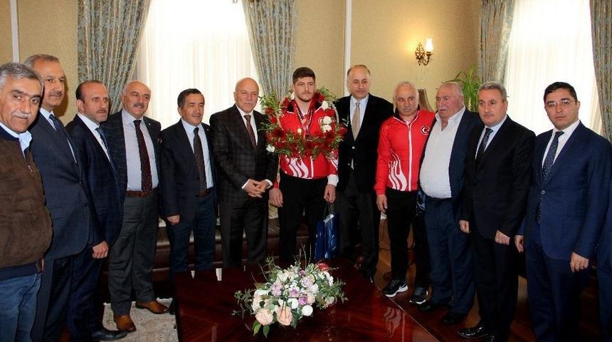 Avrupa G&uuml;reş Şampiyonu Vali Azizoğlu&rsquo;nu Ziyaret Etti