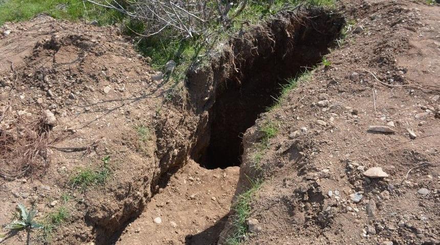 Tokat&rsquo;ta Defineciler Horoztepe H&ouml;y&uuml;ğ&uuml;&rsquo;nde Ka&ccedil;ak Kazı Yaptı