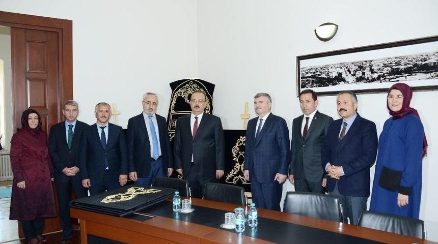 Komek&rsquo;ten Hacıveyiszade Camisine Minber &Ouml;rt&uuml;s&uuml;