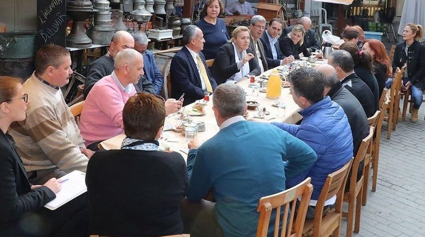 Başkan Uyar, Tarihi Pazarda Esnafla Buluştu