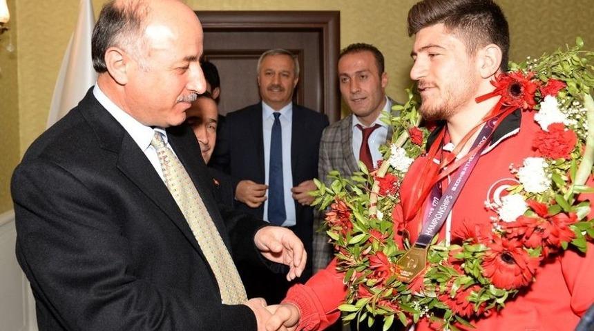 Şampiyon G&uuml;reş&ccedil;i Ert&uuml;rk, Mutluluğunu Valisiyle Paylaştı