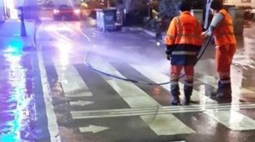 İzmit Belediyesi, Cadde Ve Sokakları Gece G&uuml;nd&uuml;z Temizliyor