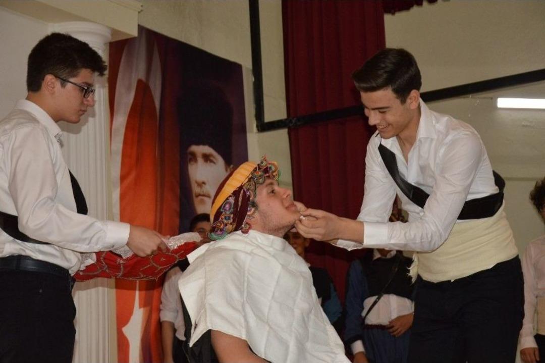 Yabancı &Ouml;ğrenciler Kına Gecesiyle T&uuml;rk K&uuml;lt&uuml;r&uuml;n&uuml; Tanıdı