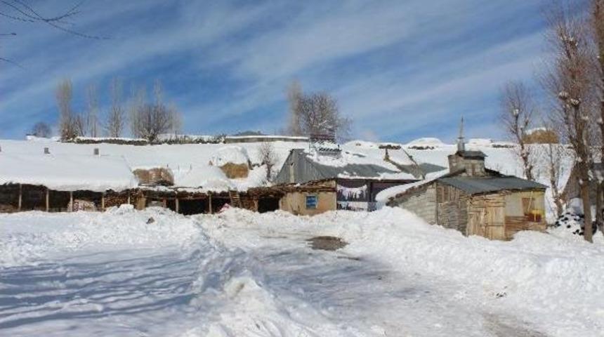 Doğu'da K&ouml;yler Kar Hapsinde