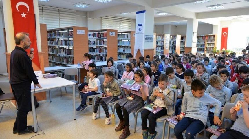 Kocaeli&rsquo;de Minik Okurlar Kitaplarını İmzalattı