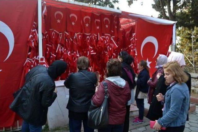 Gelibolu'da Bayraklı Baba Türbesi'ne Ziyaretçi Akını