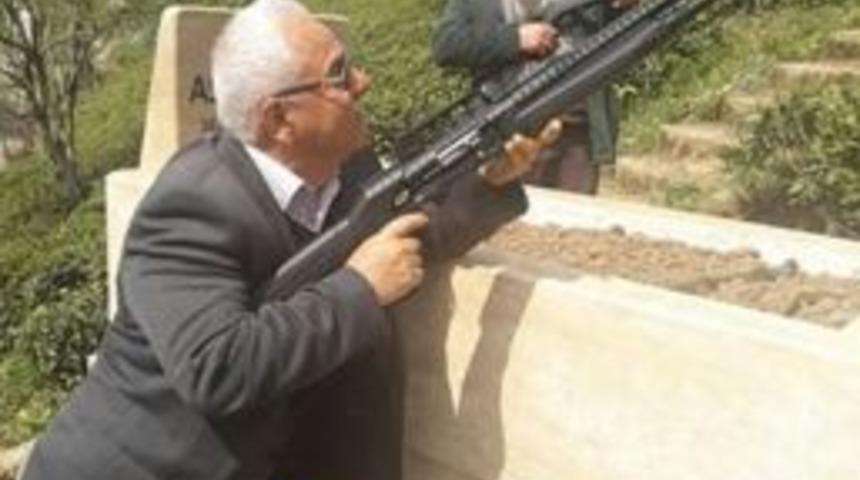 Mezarlıkta T&uuml;fekle Ayı N&ouml;beti Tutuyorlar