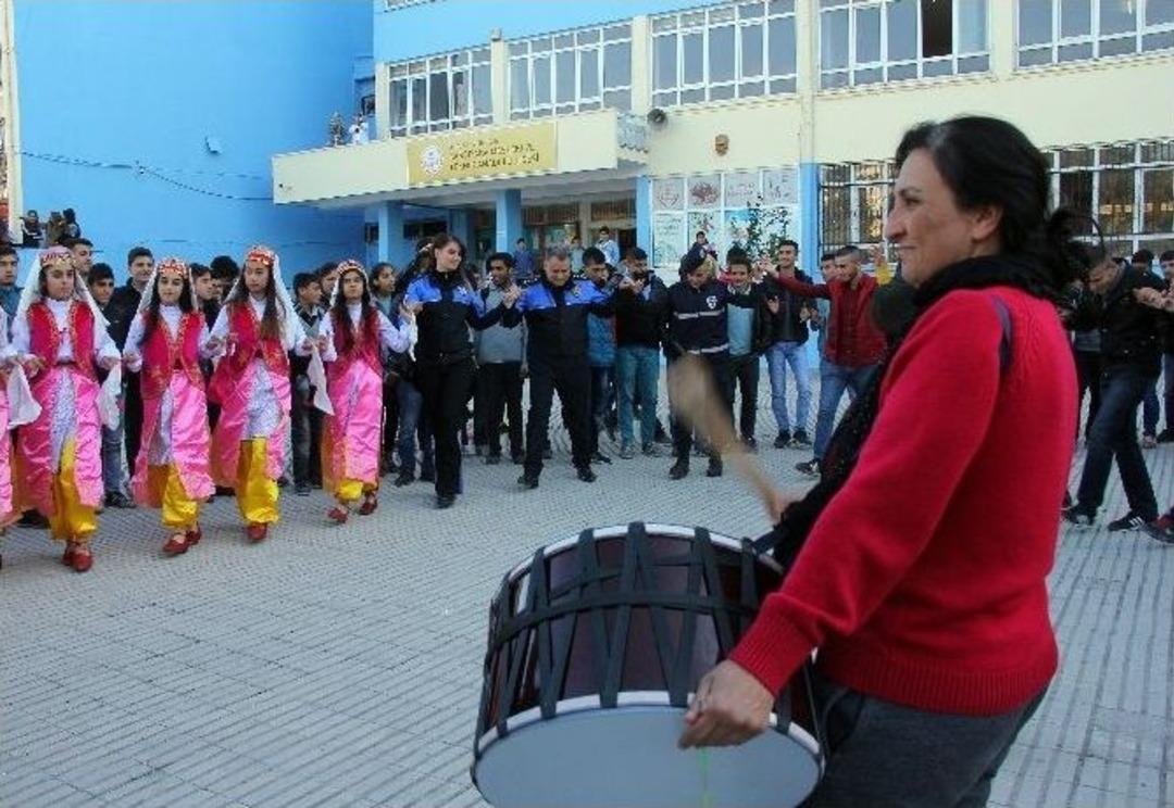 Kadın Davulcu &Ccedil;aldı, Polis Ve &Ouml;ğrenciler Halay &Ccedil;ekti