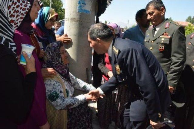 Şehit Astsubay Ömer Halisdemir'in Annesi Toprağa Verildi