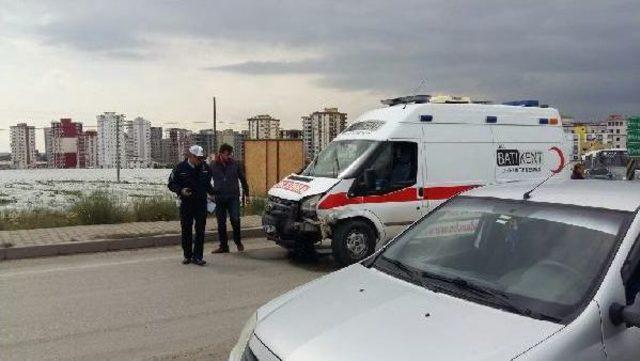 Hasta Taşıyan Ambulans Otomobil Ile Çarpıştı: 4 Yaralı