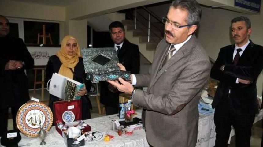 Başkan, Hediyeleri Halep'e Yardım I&ccedil;in A&ccedil;ık Artırma Ile Sattı