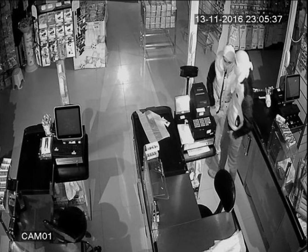 Y&uuml;z&uuml; Maskeli Hırsızlar Yarım Saatte 70 Bin Tl Değerinde Sigara &Ccedil;aldı