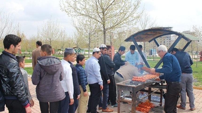T&uuml;rk Ve Suriyeli 100 &Ouml;ğrenci Birlikte Piknik Yaptı