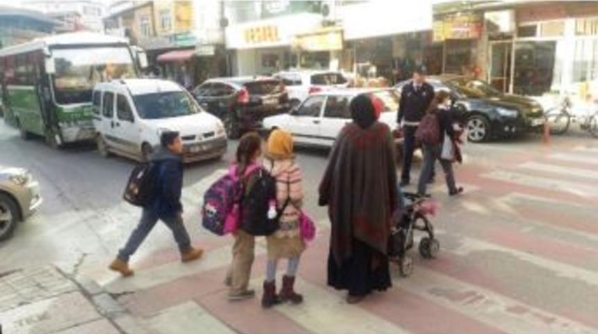 Zabıta Ekipleri, Okul &Ouml;nlerinde &Ouml;ğrencilerin Ge&ccedil;işi İ&ccedil;in Uygulama Başlattı