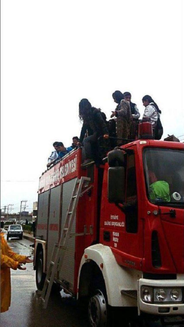 Öğrenciler Mahsur Kaldı, Itfaiye Arazözle Kurtardı