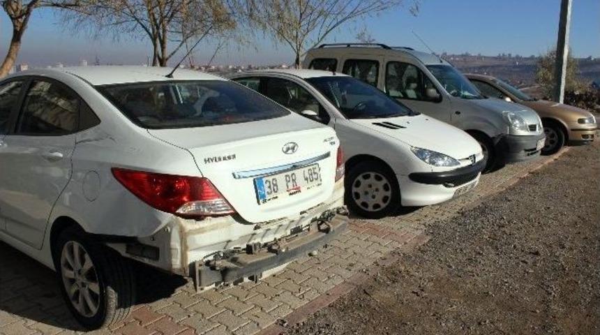 (&ouml;zel Haber) Freni Boşalan Halk Otob&uuml;s&uuml;, 6 Otomobile &Ccedil;arparak Durabildi