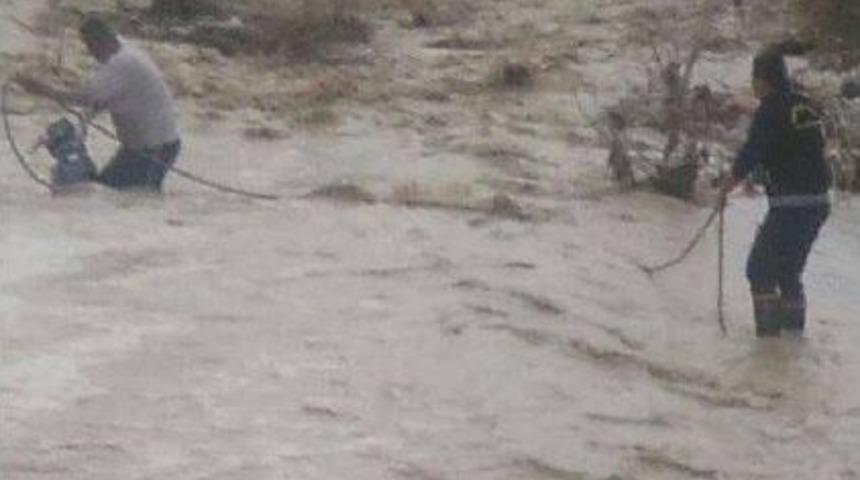 &Ouml;ğrenciler Mahsur Kaldı, Itfaiye Araz&ouml;zle Kurtardı (2)