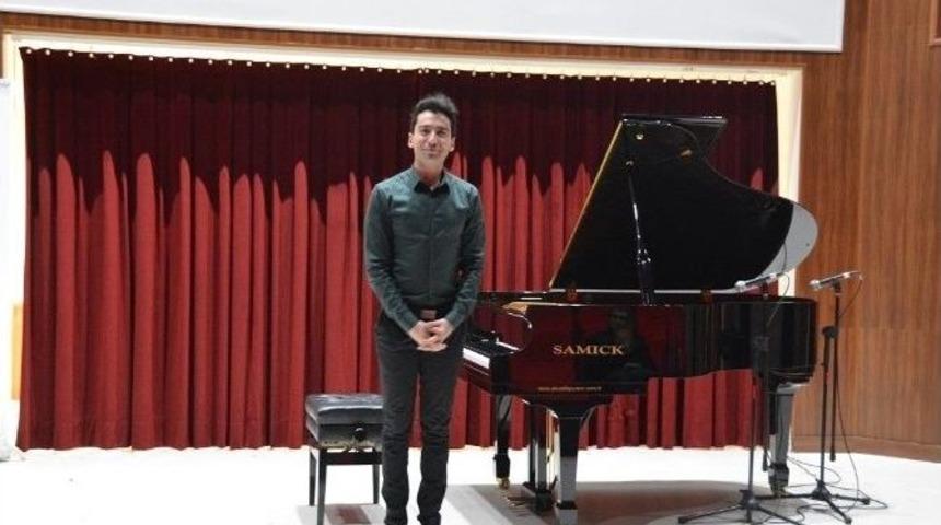 G&uuml;lsin Onay Piyano G&uuml;nleri Emre Yavuz Konseriyle Devam Etti