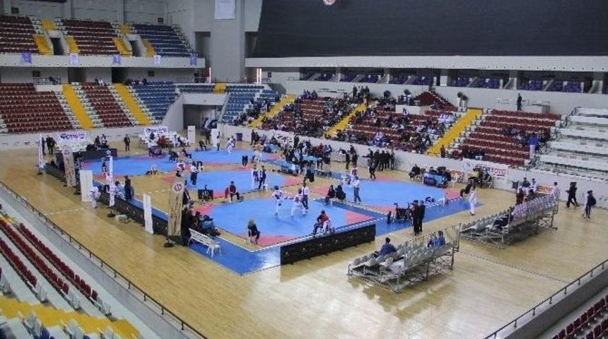 Kul&uuml;pler T&uuml;rkiye Tekvando Şampiyonası Mersin&rsquo;de Başladı