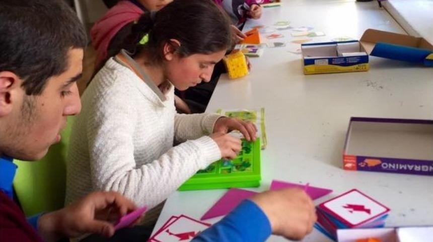 Akıl Oyunları &Ouml;ğretilmez, Oynatılır