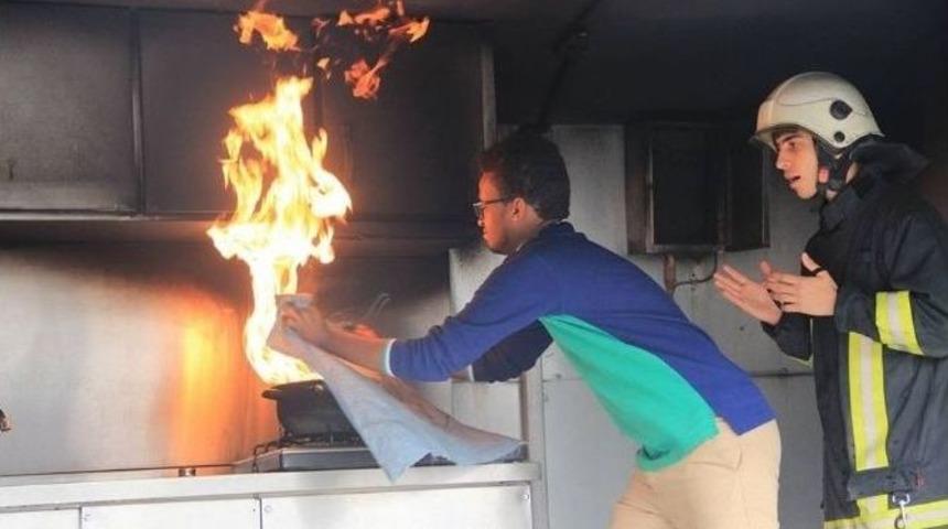 &Ouml;ğrenciler Yangına M&uuml;dahale Etmeyi &Ouml;ğrendi