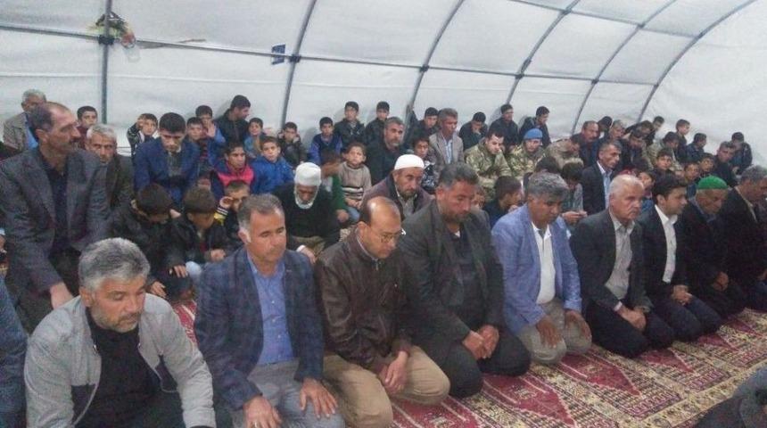 Depremin Vurduğu Samsat&rsquo;ta Kandil &Ccedil;adırda Kutlandı