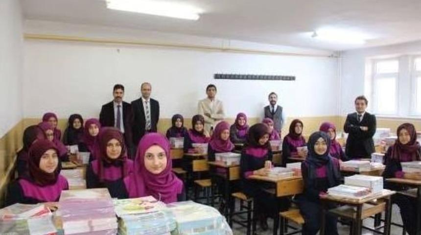 Oltu Kız Anadolu İmam Hatip Lisesine 90 Bin Liralık Kitap Yardımı