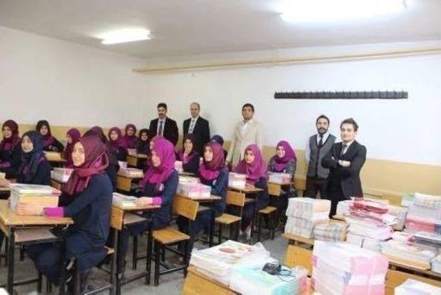 Oltu Kız Anadolu İmam Hatip Lisesine 90 Bin Liralık Kitap Yardımı