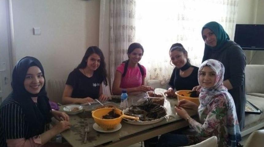 &Ouml;ğretmenlerden N&ouml;bet Tutan Polislere B&ouml;rek Ve Poğa&ccedil;a İkramı