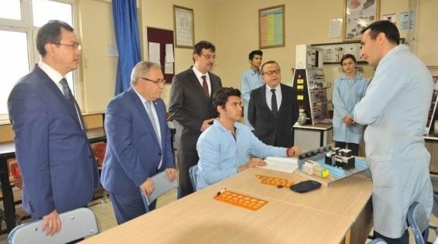 Vali&rsquo;den &Ouml;ğrencilere Tavsiye: Başarı Ve Sorumluluğu Paylaşın