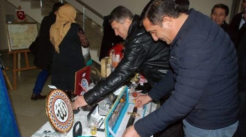 Belediye Başkanı Makamına Gelen Hediyeleri Suriyeliler İ&ccedil;in A&ccedil;ık Artırma İle Sattı