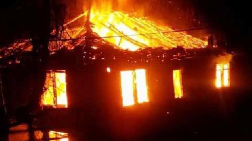 Bartın'da 2 Katlı Ahşap Ev Yandı