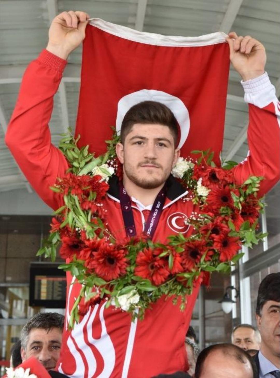 Avrupa Fatihi Ert&uuml;rk&rsquo;e Coşkulu Karşılama