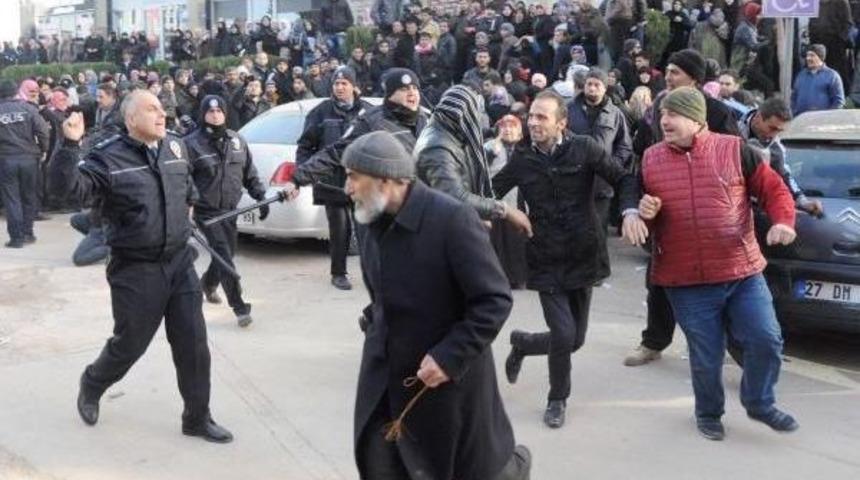 Suriyelilerin Adres Bildirimi Izdihamında Coplu M&uuml;dahale