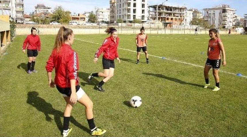 D&ouml;şemaltı Kadın Futbol Takımı Adana İdman Yurdunu Konuk Ediyor