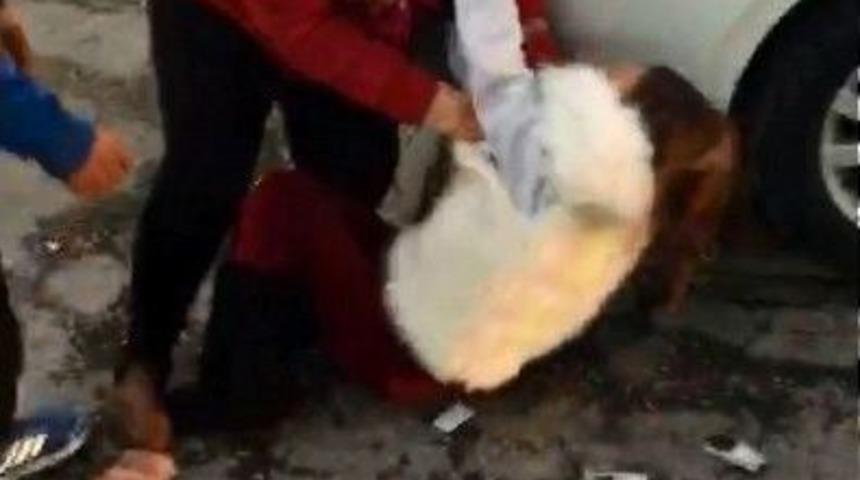 Aralarında Tartışma &Ccedil;ıkan İki Kadın Cadde Ortasında Birbirine Girdi