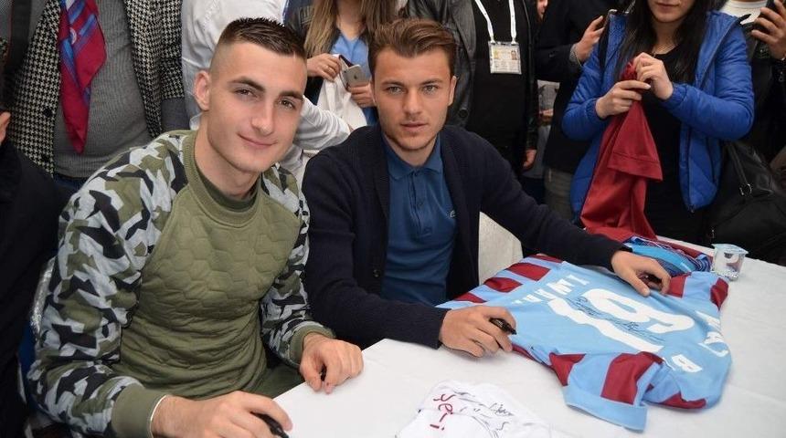 Trabzonsporlu Futbolcular Yusuf Erdoğan Ve Matus Bero, Taraftarlarla Fotoğraf &Ccedil;ektirdi, Bol Bol İmza Dağıttı