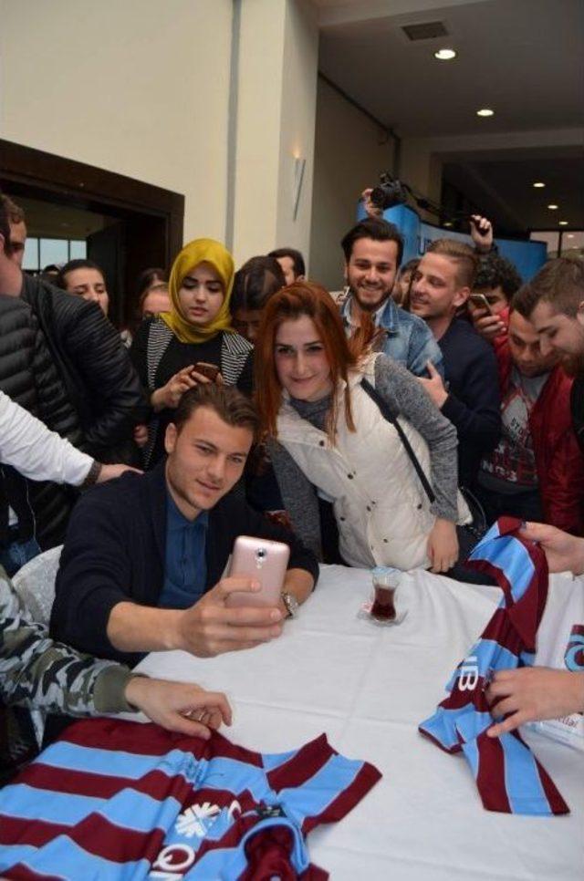 Trabzonsporlu Futbolcular Yusuf Erdoğan Ve Matus Bero, Taraftarlarla Fotoğraf Çektirdi, Bol Bol İmza Dağıttı