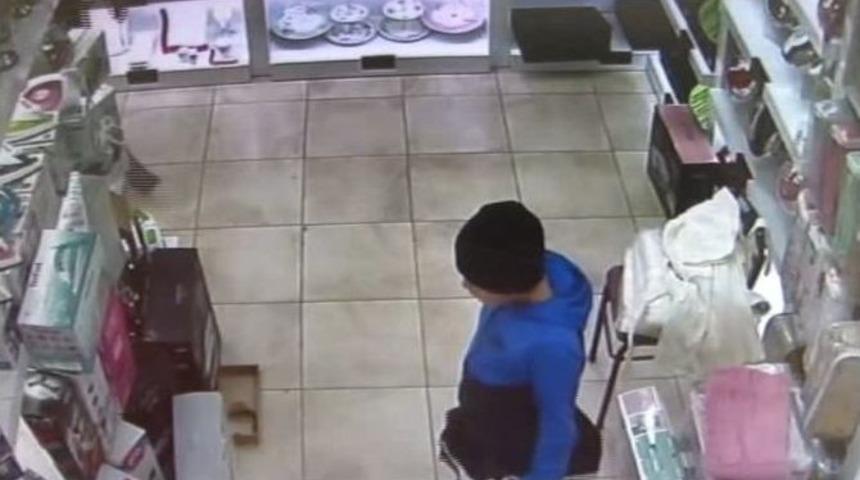 (&ouml;zel Haber) &Ccedil;ocuğa Hırsızlık Yaptırırken G&uuml;venlik Kameralarına Yakalandılar