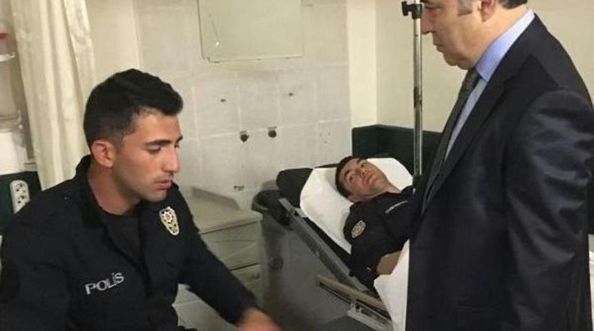 Otomobille &Ccedil;evik Kuvvet Minib&uuml;s&uuml; &Ccedil;arpıştı: 7'si Polis 9 Yaralı (2)