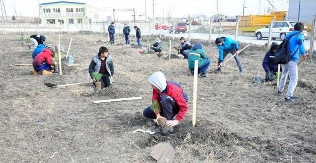 &Ouml;ğrenciler 150 Kara&ccedil;amı Toprakla Buluşturdu