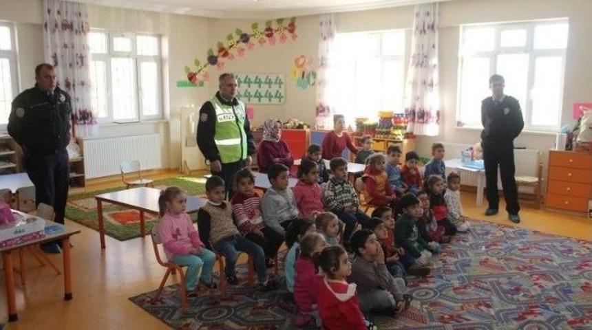 Yavuzeli İl&ccedil;e Emniyet Amirliği Trafik Semineri Verdi