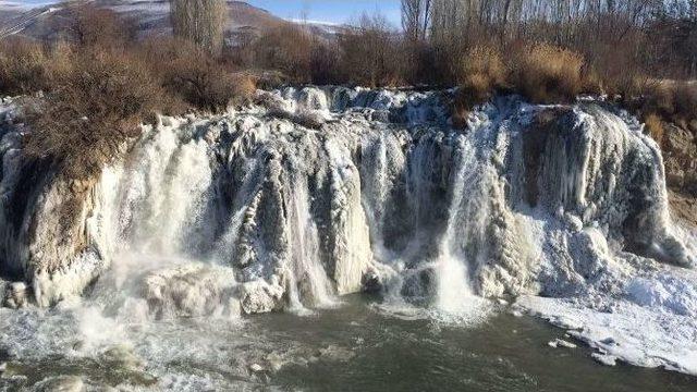 Muradiye Şelalesi Kısmen Dondu