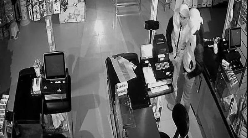 Y&uuml;ksekova'da Sokağa &Ccedil;ıkma Yasağında Market Soygunu