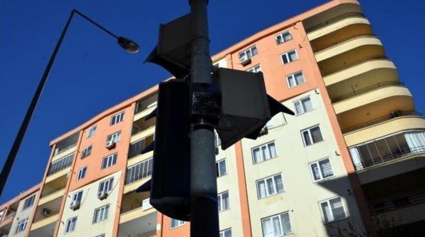 Diyarbakır'da Trafik Işıklarındaki &Ccedil;ift Dilli Sesli Uyarı, Engellileri Memnun Etti