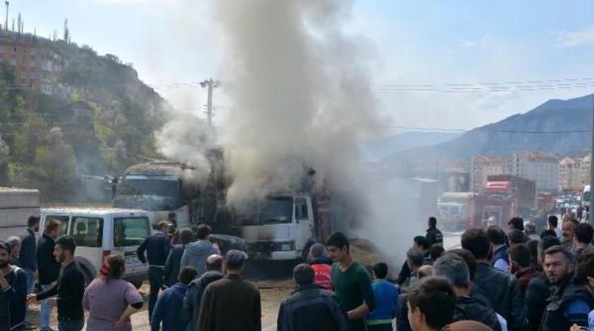 Karabük'te Saman Yüklü Kamyon Ve Vinç Yandı