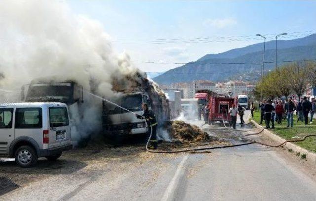 Karabük'te Saman Yüklü Kamyon Ve Vinç Yandı